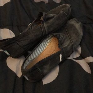 Distress-patterned Toms